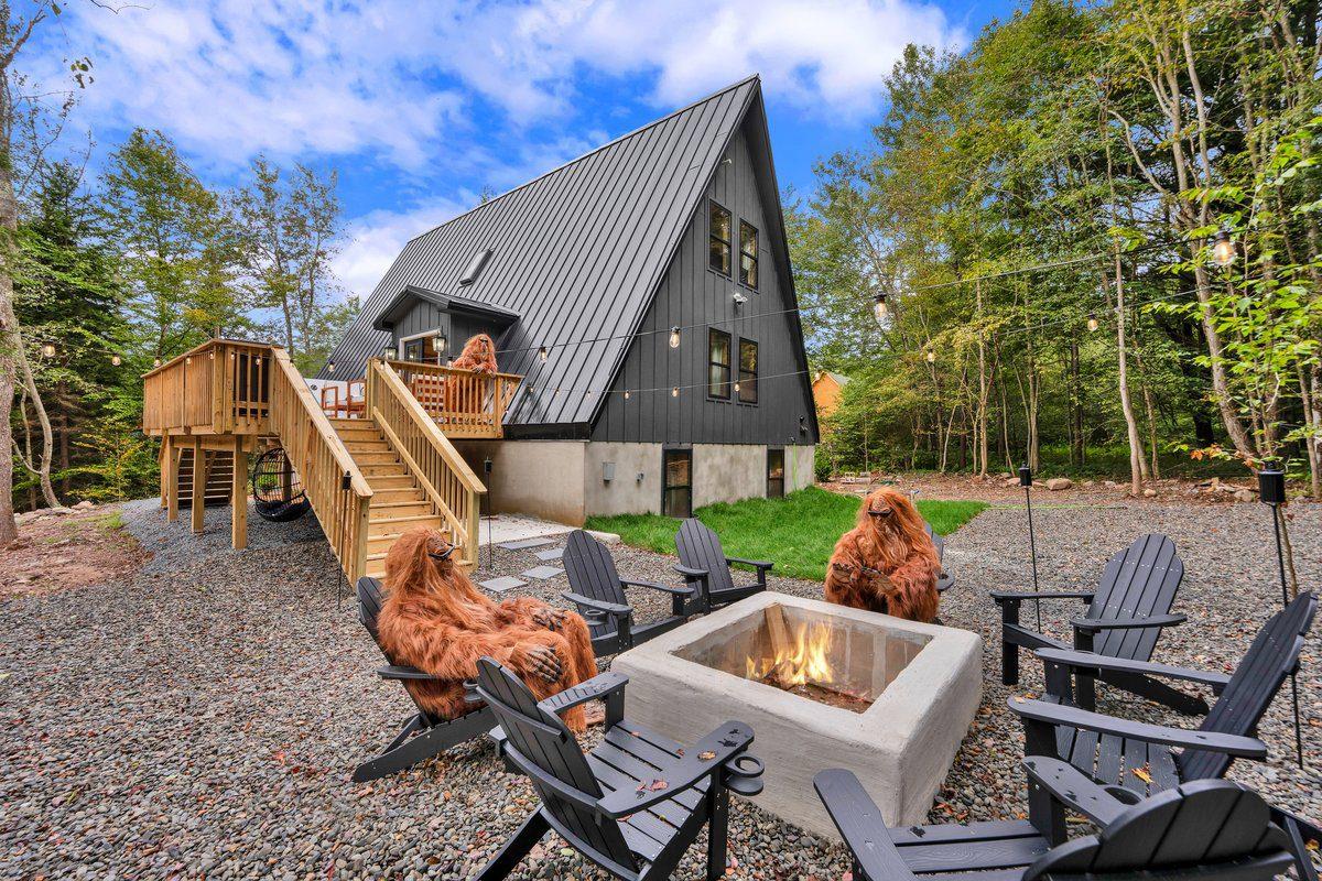 Luxury Poconos vacation rental living room