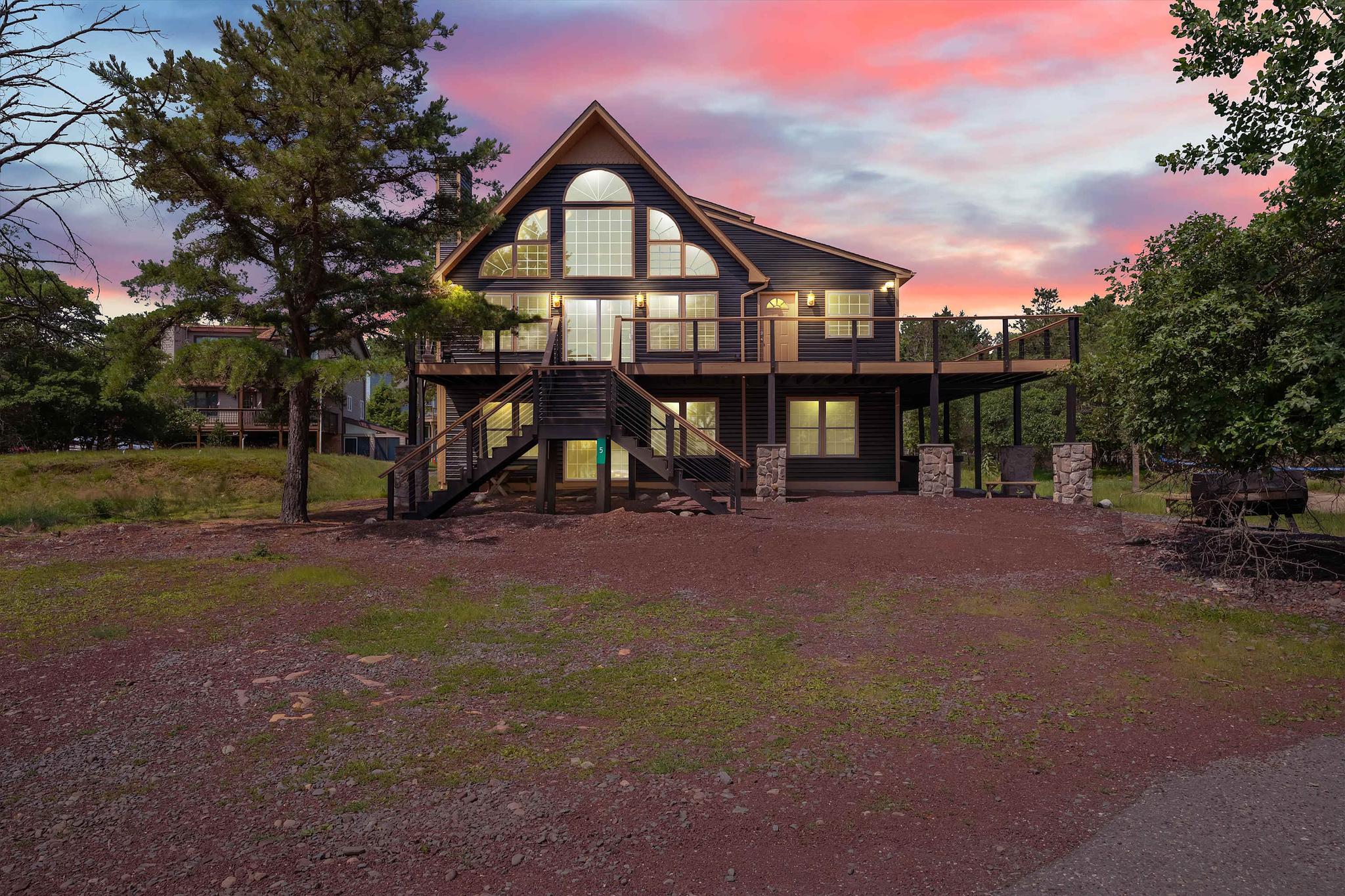 Beachview Chalet | Steps to Lake | Mins to Skiing