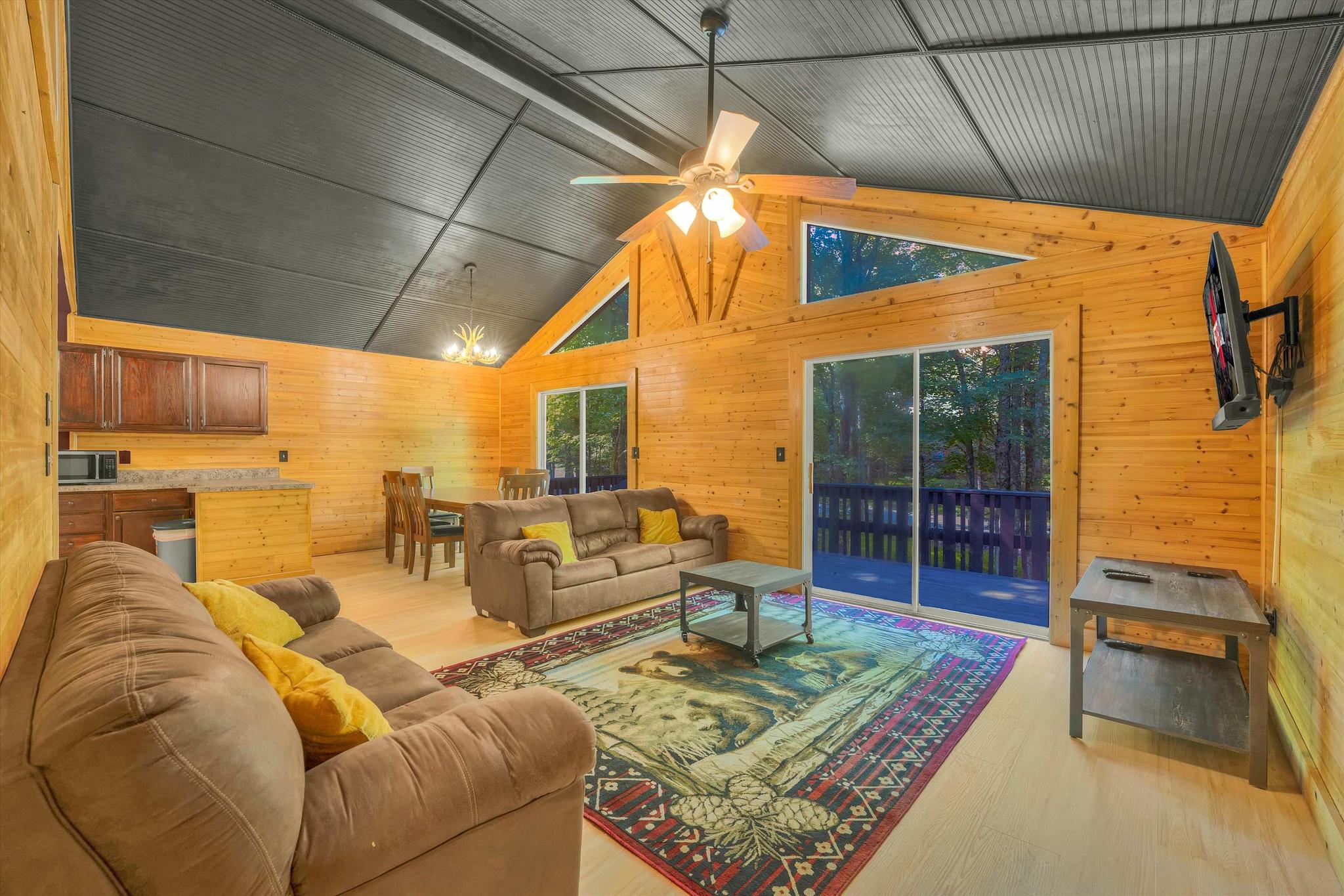 Pocono Chalet With Pool Table | 15 Min to Skiing